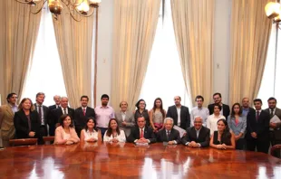 Entrega de firmas al rector Ignacio Sánchez. Foto: Prensa UC. 