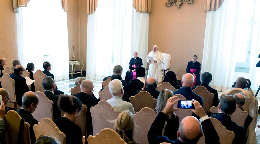 El Papa en el encuentro: Foto: L'Osservatore Romano?w=200&h=150
