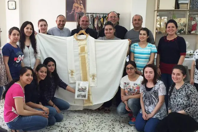 Refugiadas de Irak hacen bella casulla con tela reciclada para el Papa Francisco