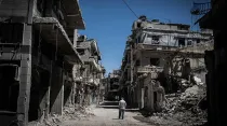 Refugiado recorre calles destruidas en el centro de Homs, en Siria. Foto: Xinhua/Pan Chaoyue (CC BY-NC-ND 2.0).