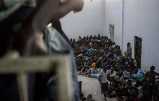 Refugiados y migrantes en un centro de confinamiento en Libia. Foto: Agencia Habeshia 