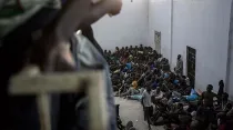 Migrantes esperan en un centro de internamiento en Libia la oportunidad de viajar a Europa. Foto: Agencia Habeshia