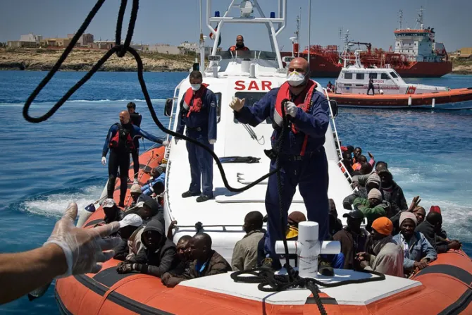 Rezo para que las puertas cerradas se abran, dice Papa Francisco a sobrevivientes del naufragio de Lampedusa