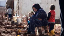 Una refugiada de Siria con sus hijos. Foto: Cáritas Internationalis
