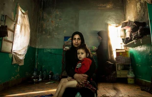 Una mujer con su hija en un campo de refugiados sirios. Foto: Oxfam Italia (CC-BY-NC-ND-2.0) 