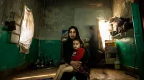 Una mujer con su hija en un campo de refugiados sirios. Foto: Oxfam Italia (CC-BY-NC-ND-2.0)