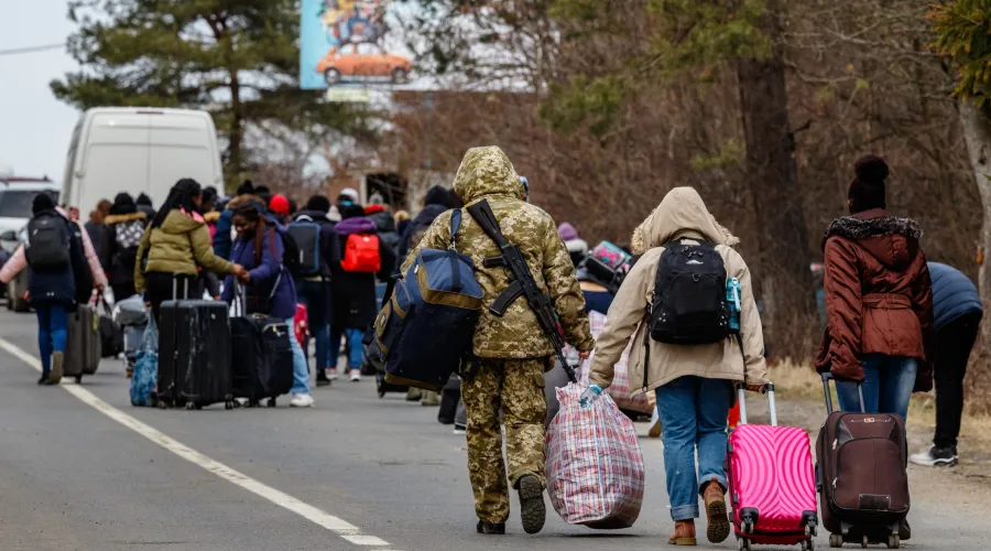 Refugiados que escapan de Ucrania a través de la frontera con Eslovaquia (2022). Crédito: Shutterstock?w=200&h=150