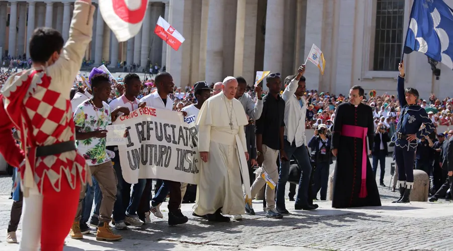 El Papa sube al palco junto al grupo de refugiados. Foto: Daniel Ibáñez / ACI Prensa?w=200&h=150