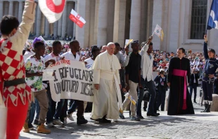 El Papa sube al palco junto al grupo de refugiados. Foto: Daniel Ibu00e1u00f1ez / ACI Prensa 