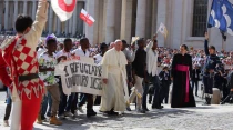 El Papa sube al palco junto al grupo de refugiados. Foto: Daniel Ibu00e1u00f1ez / ACI Prensa