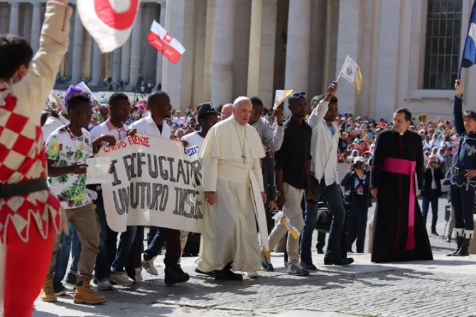 El Papa junto a un grupo de refugiados advierte que “el cristiano no excluye a nadie” 