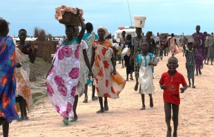 Familias sur sudanesas huyen de la guerra. Foto: Anouk Delafortrie (CC-BY-ND-2.0) 
