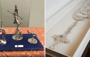 Regalo del Papa Francisco - Cru00e9dito: Oficina de Prensa de la Santa Sede / Regalo del Presidente Santos - Cru00e9dito: Colprensa 