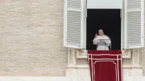 El Papa Francisco reza el Regina Coeli desde el Vaticano. Foto: Daniel Ibáñez / ACI Prensa