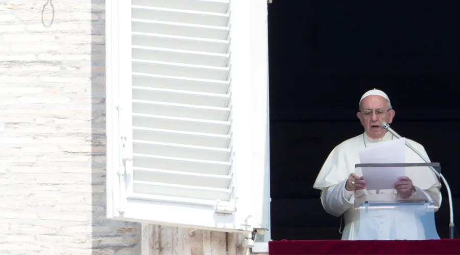 El Papa Francisco durante el rezo del Regina Coeli. Foto: Daniel Ibáñez / ACI Prensa?w=200&h=150