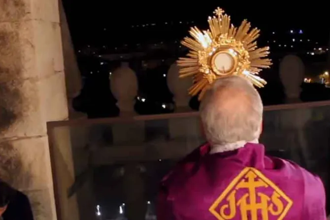 Coronavirus en España: Así bendijo un obispo su diócesis desde campanario de la Catedral