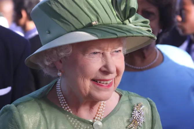 Salud de la Reina Isabel II preocupa a médicos: Cardenal reza por ella
