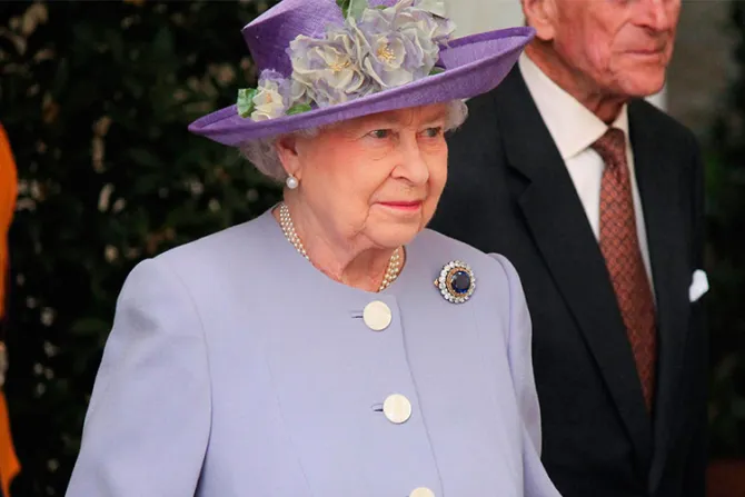 Cardenal de 76 años vio TV por primera vez en coronación de la Reina Isabel 
