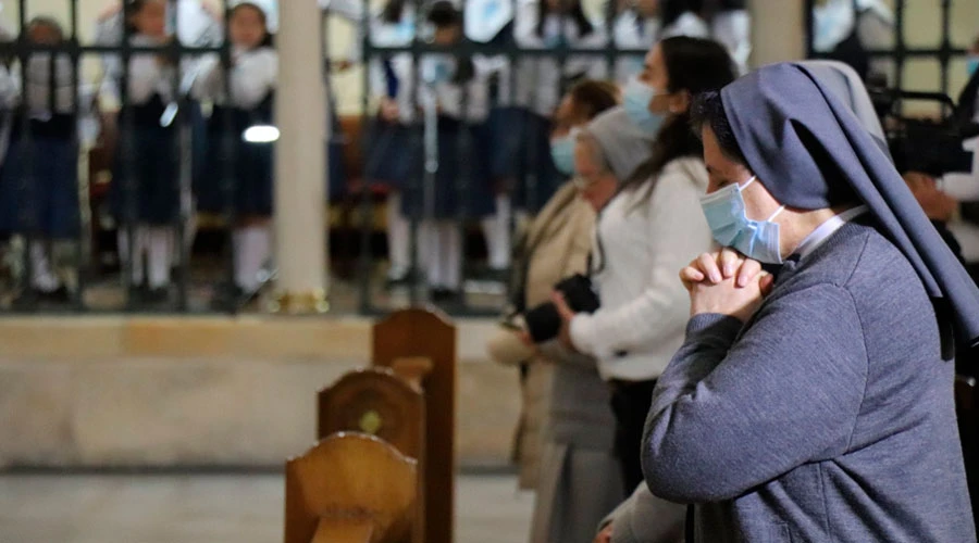 Hija de María Auxiliadora en la Catedral de Bogotá. Crédito: Facebook Arquidiócesis de Bogotá?w=200&h=150