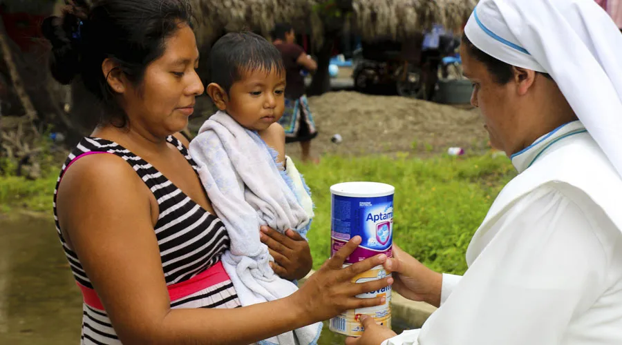 Una religiosa entrega ayuda a una madre de familia en Oaxaca. Foto: Cáritas Mexicana