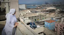 Religiosa del hospital del Santo Rosario contemplando lo que quedó de Beirut tras la explosión. Crédito: Ayuda a la Iglesia Necesitada.