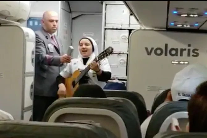 Religiosa anima fiesta de fe en avión rumbo a la JMJ Panamá 2019 [VIDEO]