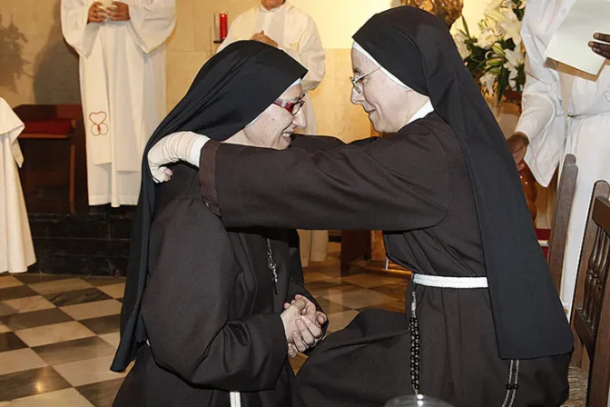 Abuela viuda profesa votos como religiosa de clausura en las clarisas capuchinas