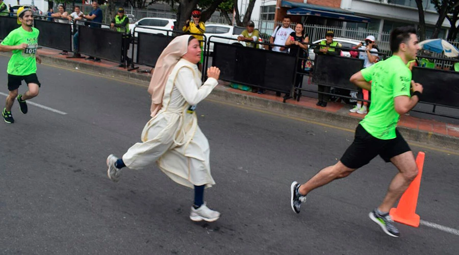 La hermana Carmen Vilches corriendo en la Media Maratón de Cúcuta / Foto: Cortesía Hermanas Trovadoras de la Eucaristía?w=200&h=150