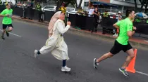 La hermana Carmen Vilches corriendo en la Media Maratón de Cúcuta / Foto: Cortesía Hermanas Trovadoras de la Eucaristía