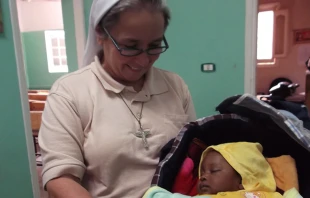 La hermana Expedita Pu00e9rez cuida un bebu00e9 sudanu00e9s en Egipto / Foto: Cortesu00eda, hermana Expedita Pu00e9rez 