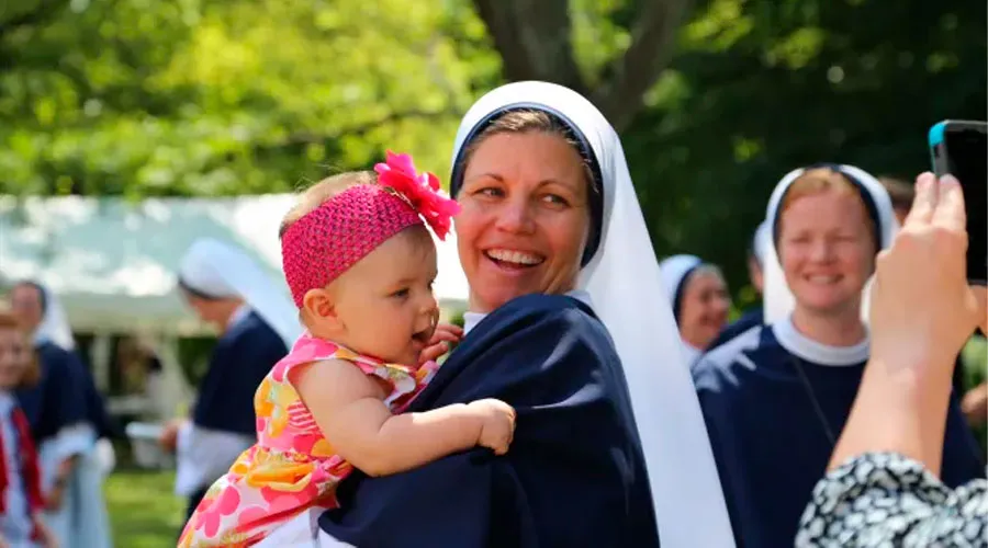 De oficial de marina a religiosa: La hermosa historia de Maris Stella