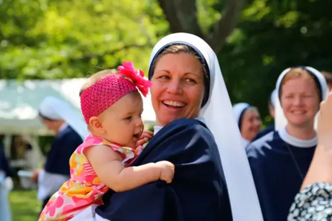 De oficial de marina a religiosa: La hermosa historia de Maris Stella