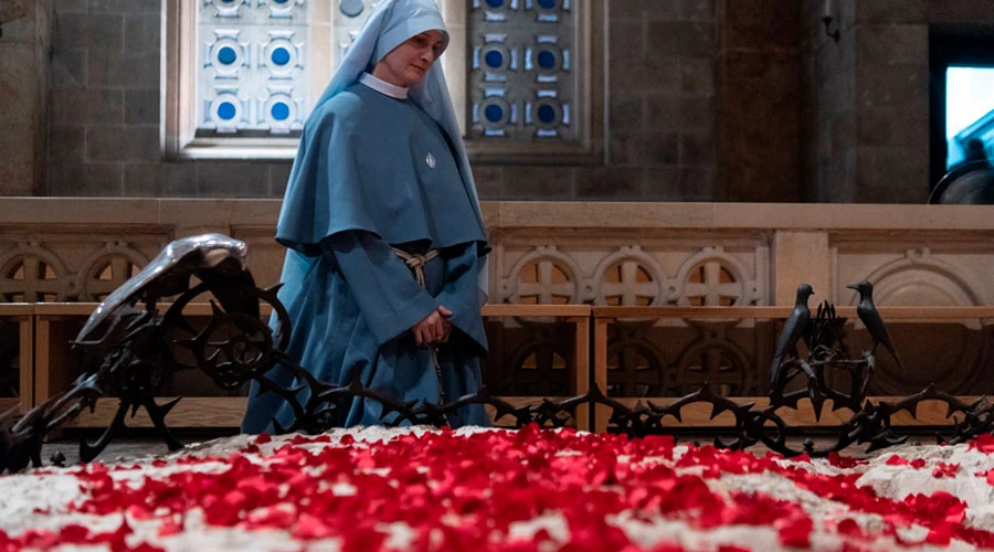 Una religiosa contempla los pétalos de rosa sobre la piedra de la agonía. Crédito: Nadim Asfour (Custodia de Tierra Santa)?w=200&h=150