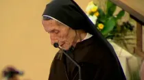 El Papa Francisco escucha a la Hermana Marije Kaleta hablar en la Catedral de San Pablo de Tirana, Albania, el domingo 21 de septiembre de 2014 | Captura de pantalla del canal de YouTube de Vatican N