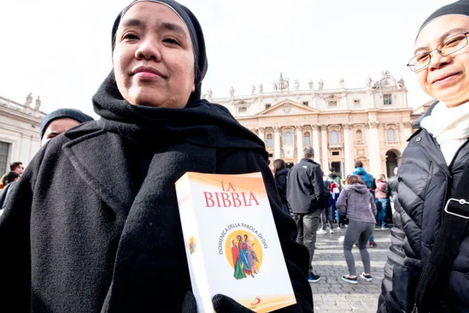 El Papa regaló ejemplares de la Biblia entre los asistentes al Ángelus dominical