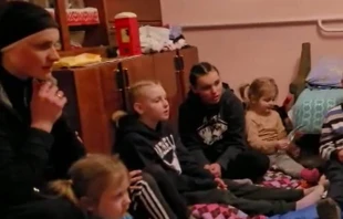 Una religiosa reza con un grupo de niu00f1os por el fin de la guerra en Ucrania. Cru00e9dito: Cortesu00eda hermana Maru00eda Cor Dulce, Religiosa IVE 