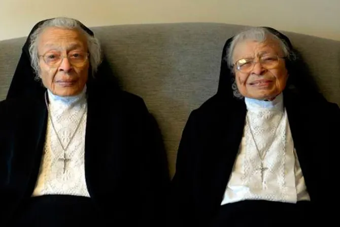 Hermanas gemelas celebran juntas 75 años de vida religiosa