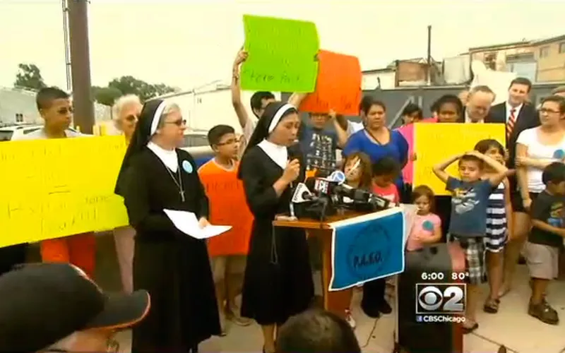 Religiosas protestando junto a vecinos de la comunidad. Foto: Captura de video / CBS Chicago