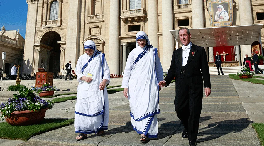 Dos Misioneras de la Caridad durante la canonización de la Madre Teresa de Calcuta / Foto: Daniel Ibáñez (ACI Prensa)