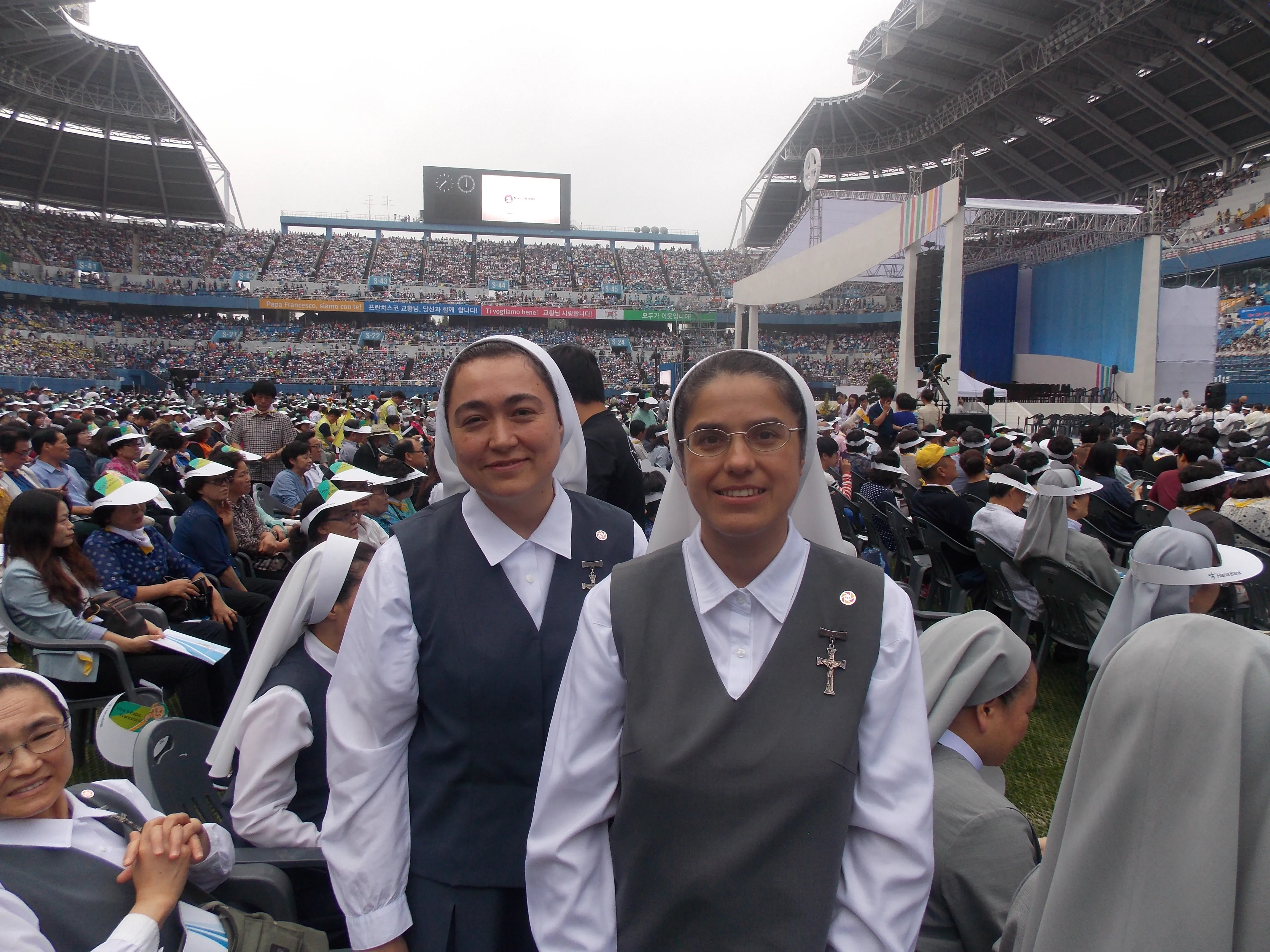 En el estadio de Daejeon en Corea las misioneras Luz María Mendoza, de México y María del Socorro Valerio, de Costa Rica (foto Walter Sánchez Silva / ACI Prensa)?w=200&h=150