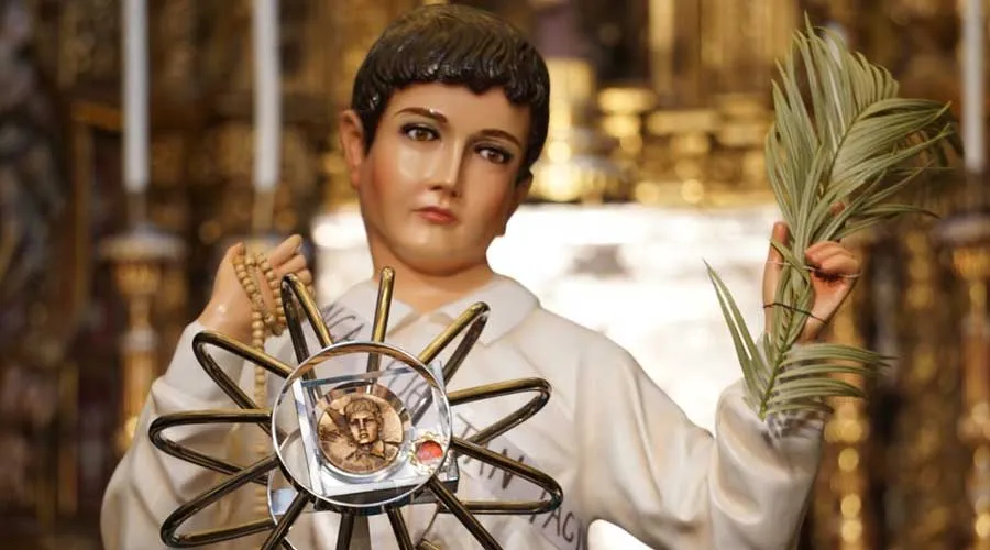 La imagen de San José Sánchez del Río llevando en el pecho la reliquia, al interior de la Antigua Basílica de Guadalupe en Ciudad de México. Foto: David Ramos / ACI Prensa.