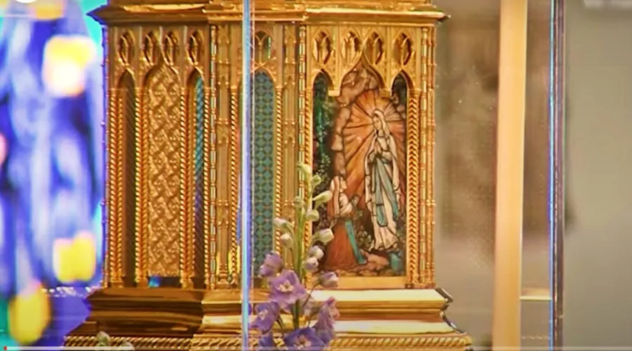 Captura de video oficial de la visita de las reliquias de Santa Bernadette a Reino Unido. Crédito: stbernadette.org.uk.