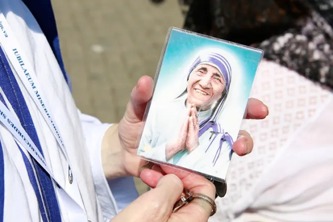 ¿Cómo conseguir una reliquia original de la Madre Teresa de Calcuta? Sigue estos pasos
