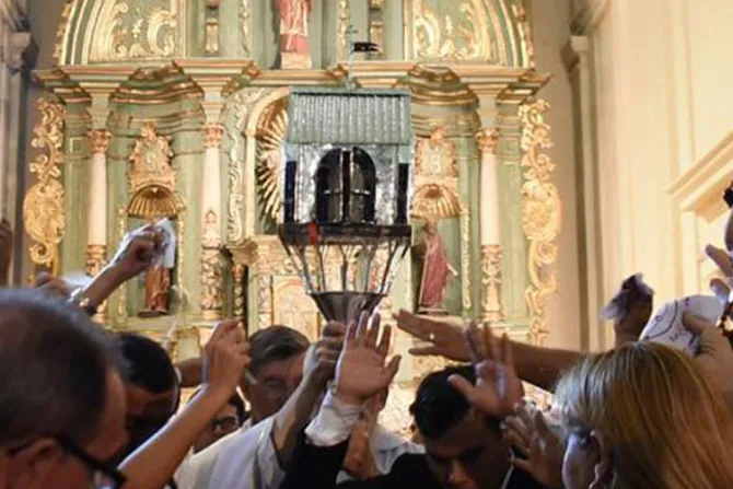 Reliquia de San Pío es recibida por una multitud en Argentina