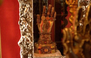 Reliquia de la mano incorrupta de Santa Teresa de u00c1vila. Foto: Flickr de Jorge Leu00f3n (CC BY-NC-ND 2.0). 
