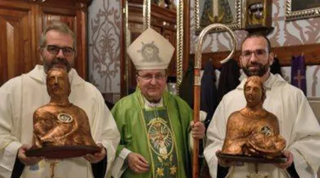 Reliquias de los santos Felipe y Santiago son entronizadas en ciudad Argentina
