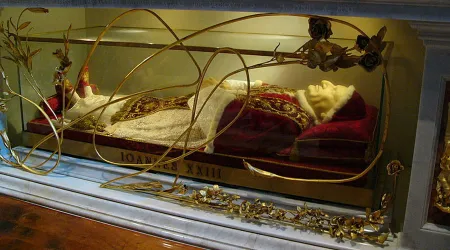 Vaticano traslada cuerpo de San Juan XXIII a su pueblo natal
