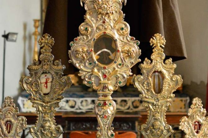 Venera las reliquias del Padre Pío y reza el Rosario en este sitio web