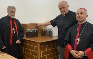 Los restos ya compuestos dentro de la urna de P. Ragheed. Foto: Eparquu00eda Detroit 