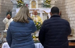 P. Juan Solana preside la Misa de renovaciu00f3n de votos matrimoniales desde Tierra Santa. Cru00e9dito: Centro Magdala. 